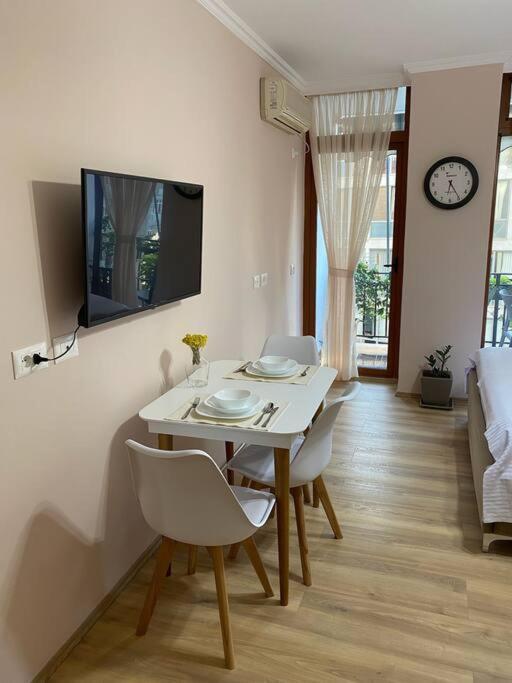Mimosa'S Apartment With Lovely Balcony Tirana Exterior photo
